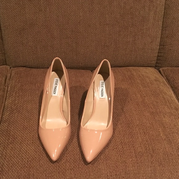 SOLD! STEVE MADDEN LATITUDE PUMPS - Picture 2 of 5